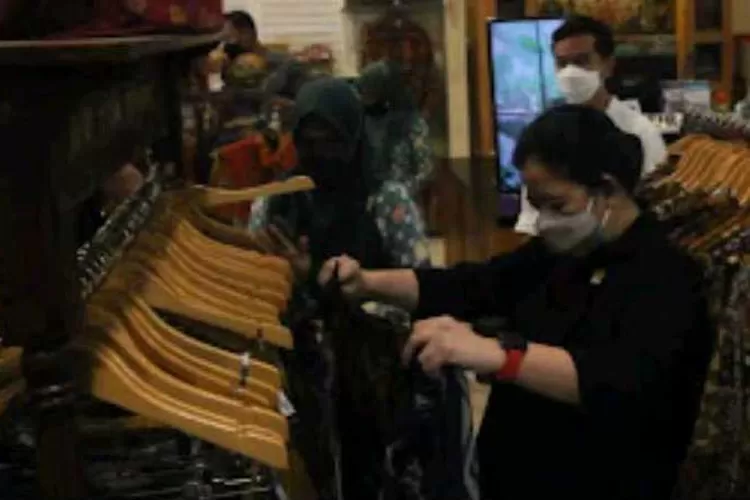 Disela melakukan kunjungan kerja di Solo, Ketua DPR RI Puan Maharani berbelanja kain batik di Kampung Batik Laweyan (Endang Kusumastuti)