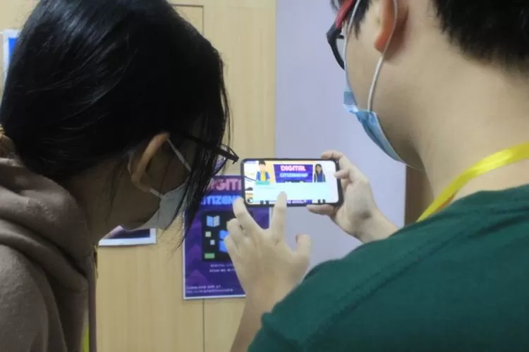Mahasiswa Universitas Katolik (Unika) Soegijapranata Semarang men-scan marker saat event Digital Citizenship Berbasis Permainan. (dok Humas Unika)