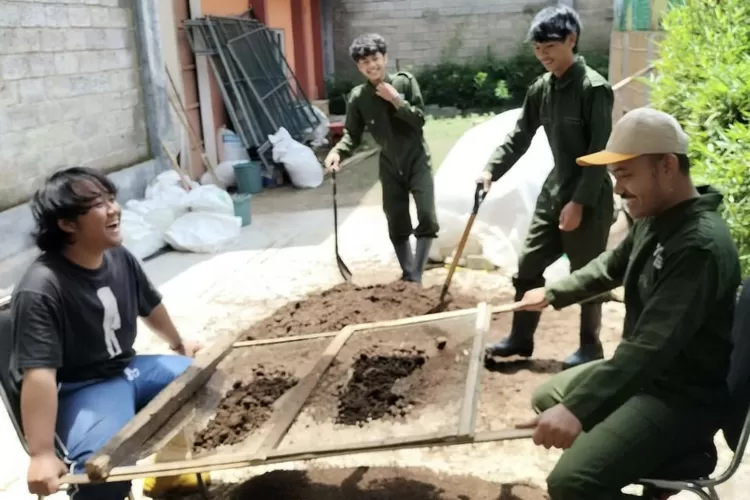 Mahasiswa Universitas Persatuan Islam (Unpi) mengolah limbah peternakan menjadi pupuk organik - Foto: Unipi 