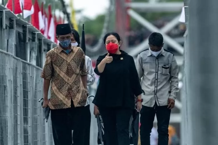 Ketua DPR RI Puan Maharani meresmikan Jembatan Gantung Girpasang di wilayah Klaten. (istimewa)