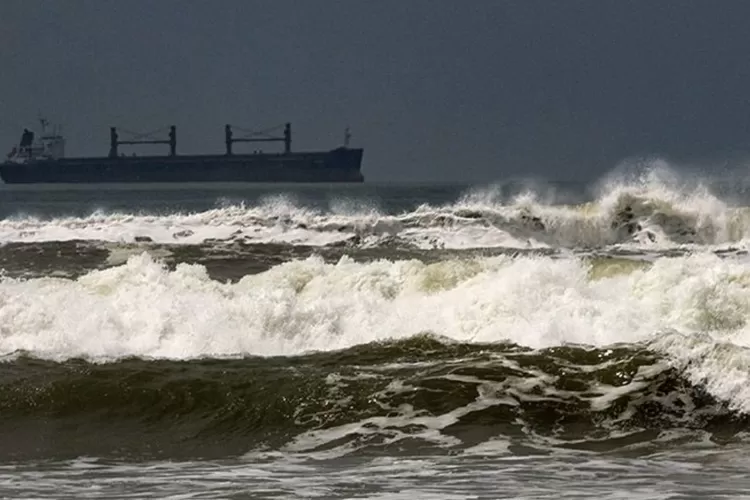 Ancaman gelombang tinggi. (Foto: Antaranews.com)