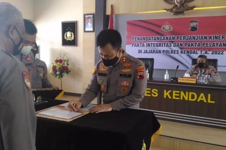 Kapolres Kendal AKBP Yuniar Ariefianto melakukan penandatanganan perjanjian kinerja dan pakta integritas dan pakta pelayanan tahun anggaran 2022, Jumat 21 januari 2022.  (edi prayitno/kontributor Kendal)