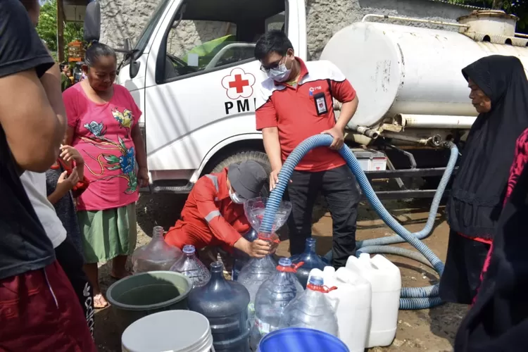 PMI Kota Tangerang menyalurkan air bersih untuk warga yang terdampak banjir di wilayah Kecamatan Benda Kota Tangerang  - Foto: Henry Lukmanul Hakim