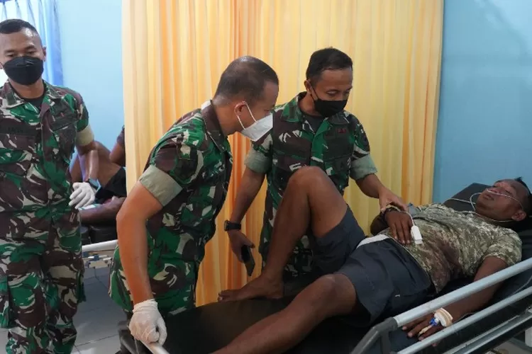 Panglima Kodam Kasuari Sedang Memberikan Dukungan Kepada Prajuritnya Yang Dirawat Karena Ditembak KST Papua Di Maybrat (Pendam XVIII Kasuarai Papua Barat)