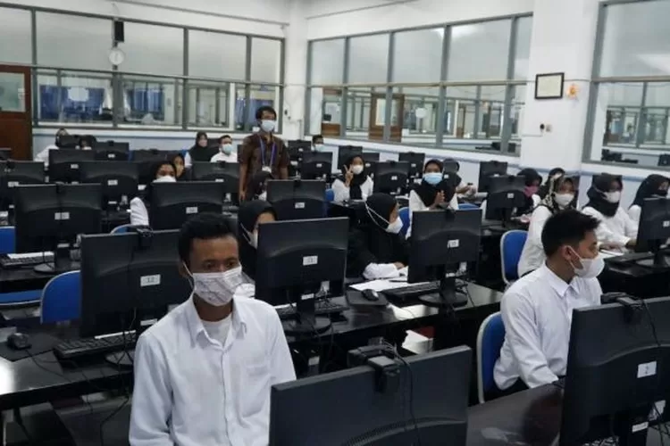 Pelaksanaan tes Computer Assistant Test (CAT)&nbsp; Seleksi Perangkat Desa Kabupaten Blora 2021 di kampus Udinus Semarang. (dok Udinus)