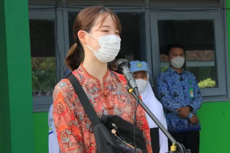 Wanita Cantik Asal Jepang Ini Ngajar di SMK Negeri (celebrities)