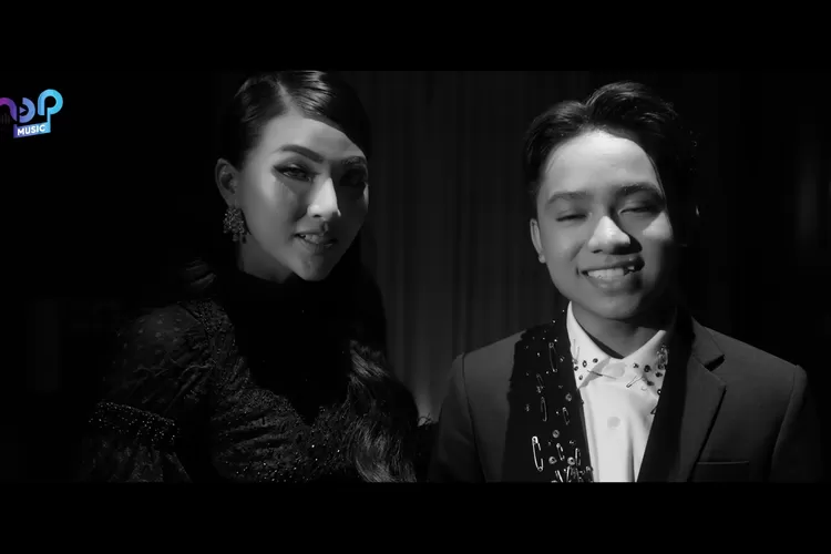 Bettrand Peto dan Sarwendah merilis lagu duet Jangan Dengar Mereka (tangkapan layar YouTube MOP Music Channel)