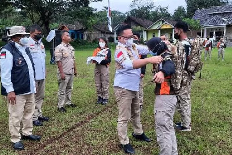  Wakil Ketua Umum Satria, Yudi Ari Wibowo secara simbolis mengenakan seragam kepada relawan Satria Rescue Team dalam rapat kerja Pimpinan Daerah Satria Jawa Tengah di Argo Tlogo Tuntang, Kabupaten Semarang. (istimewa)
