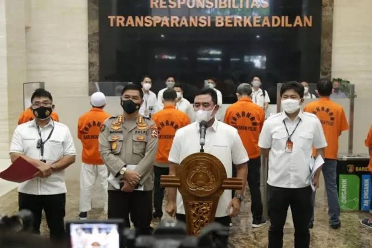 Bareskrim Polri berhasil menangkap aktor utama kasus penipuan investasi robot trading dengan skema ponzi. Pelaku berinisial AMA (31) ditangkap di salah satu hotel bilangan Kebon Kacang, Jakarta Pusat. (HUMAS POLRI)