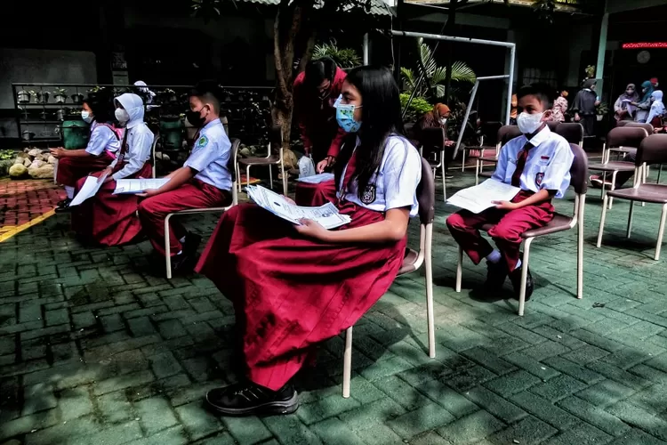 Siswa SD Pekunden saat hendak melakukan vaksin anak. Omicron di Kota Semarang tak membuat PTM dihentikan. (Ayosemarang.com/ Audrian Firhannusa)
