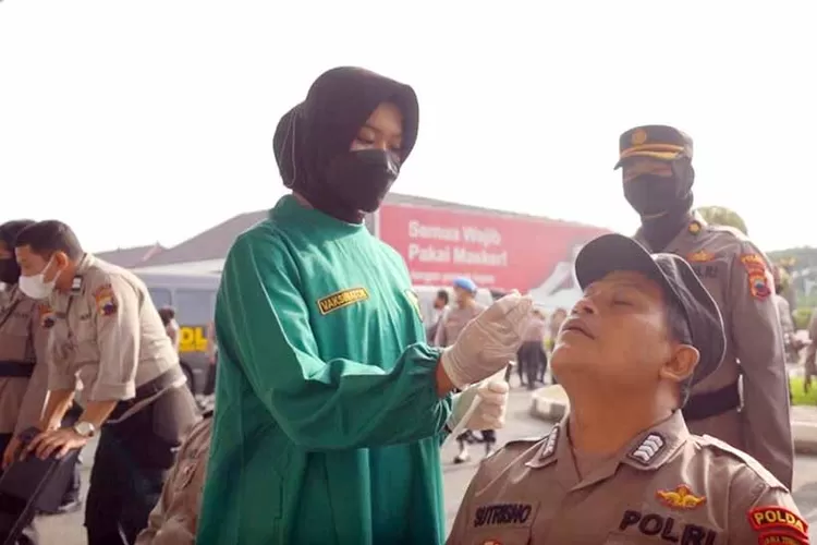 Ratusan personel Polda Jawa Tengah jalani swab test. (Humas Polda Jateng)