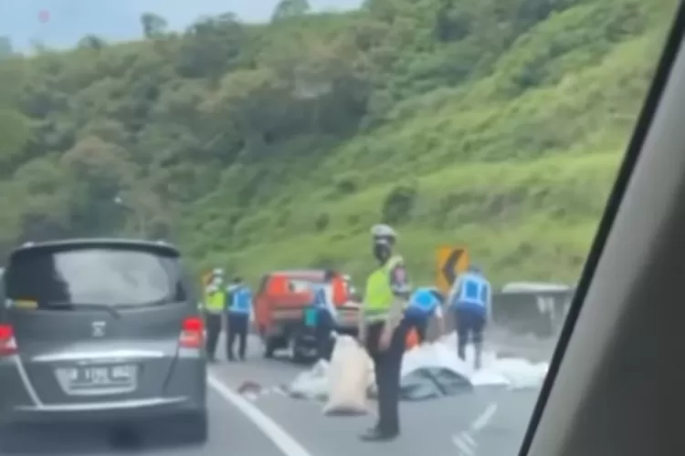 Kecelakaan di Tol Jatingaleh Semarang, Pick Up Terguling, Muatan Tumpah di Jalan (Instagram)