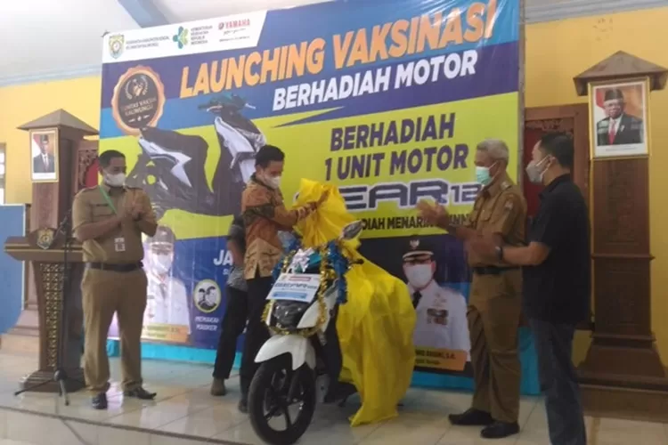 Bupati Kendal meresmikan program tuntas vaksinasi di Kecamatan Kaliwungu dengan hadiah motor.  (edi prayitno/kontributor Kendal)
