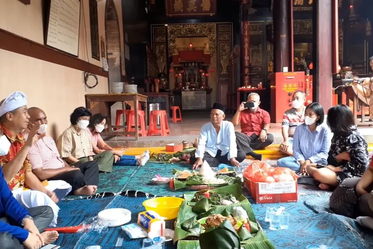 Kopi Semawis Kota Semarang sedang mengadakan ritual ketuk pintu Kelenteng Tay Kak Sie. Ritual ini digelar dengan dipimpi  tokoh agama Islam. (Dok. Kopi Semawis)