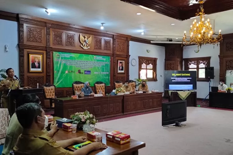 Bupati Batang Wihaji saat memberilan sambutan kegiatan sosialisasi bela pengadaan Blankon Jateng untuk UMKM di Aula Kantor Bupati Batang, Senin 24 Januari 2022.  (Muslihun/Kontributor Batang)