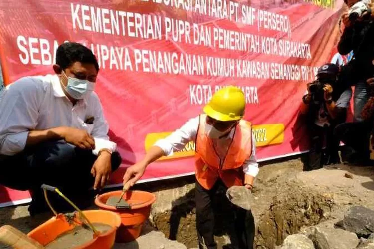 Menko PMK Muhadjir Effendy melakukan peletakan batu pertama pembangunan rumah layak huni di pemukimn kumuh kawasan Semanggi Kelurahan Mojo, Kota Solo (Endang Kusumastuti)