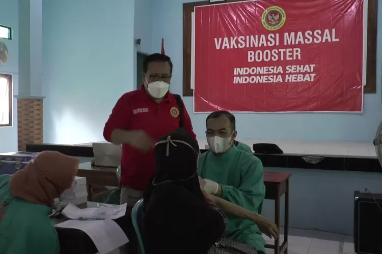 Calon jamaah haji Kendal yang tertunda dua tahun menjalani vaksin booster yang diselenggarakan Badan Intelejen Negara daerah (Binda) Jawa Tengah di MTS Negeri Brangsong Selasa 25 januari 2022. (edi prayitno/kontributor Kendal)