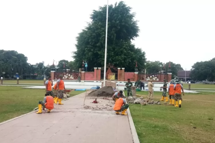 Sejumlah Anggota Korps Zeni Marinir TNI AL melaksnakan pembuatan landasan pondasi tiga alutsista berupa satu tank dan dua mariam di alun - alun Batang.   Foto: Muslihun kontributor Batang