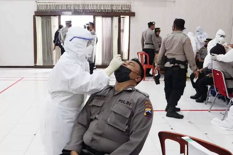 Polres Semarang melakukan swab antigen kepada seluruh personel. (Dok Humas Polres Semarang)