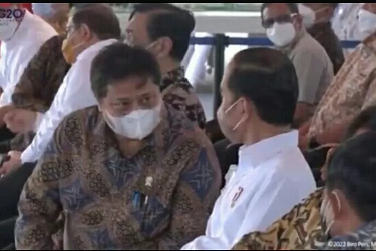 Presiden Jokowi dan Menko Airlangga. (Tangkapan layar YouTube Sekretariat Presiden.)