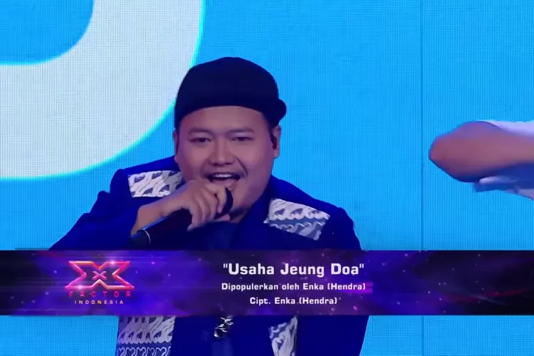 Hendra Nurrahman menyanyikan lagu rap &quot;Usaha Jeung Doa&quot; di X Factor Indonesia ( tangkapan layar YouTube X Factor Indonesia)