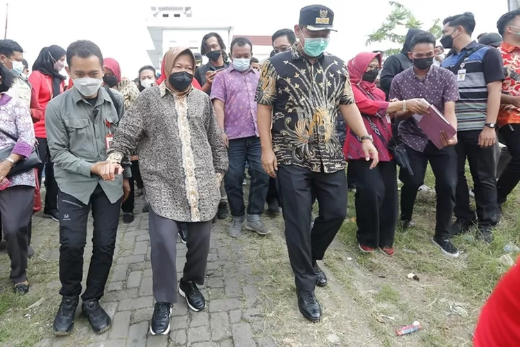 Mensos Risma bersama Wali Kota Hendrar Prihadi saat mengunjungi warga terdampak tanah longsor di Delikrejo, Tembalang. Saat berkunjung warga minta dibangunkan tanggul.  (Istimewa)