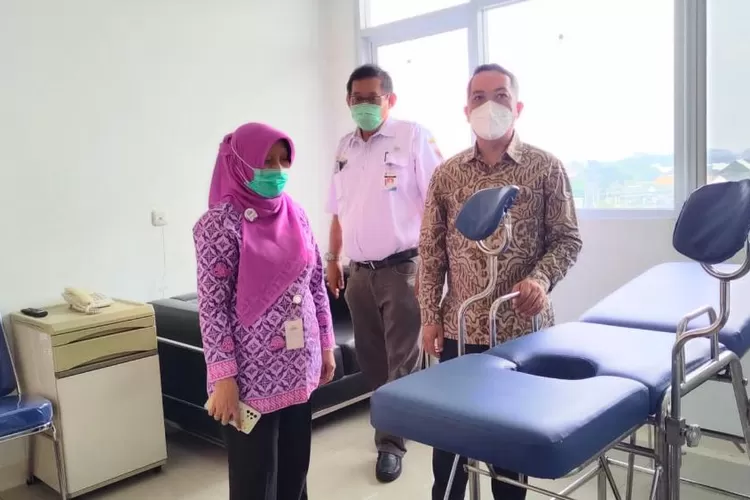 Kepala Dinas Kesehatan Kabupaten Batang Didiet Wisnuhardanto bersama Direktur RS QIM dan jajarannya meninjau ruang Klinik Fertilitas di RS QIM.  Foto: Muslihun kontributor Batang