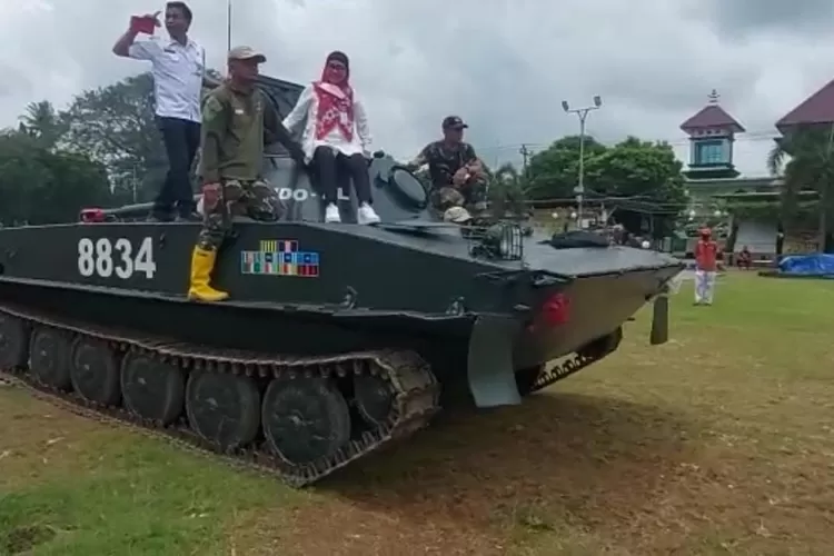 Sekda Batang Lani Dwi Rejeki menaiki tank tempur yang akan dipajang di Alun - alun Batang.&nbsp;   Foto: Muslihun kontributor Batang.&nbsp;