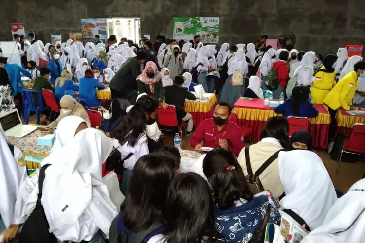  Stan Universitas Semarang (USM) diserbu pengunjung dalam Expo Pendidikan di SMAN 1 Donorejo, Jepara. (dok Humas USM)