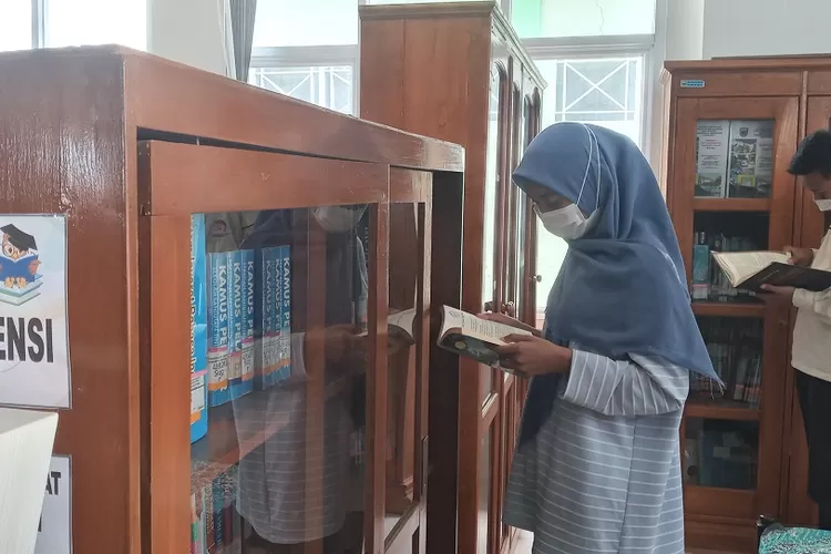 Pengunjung memanfaatkan koleksi buku Disperpuska Batang sebagai bahan referensi.   Foto : dok