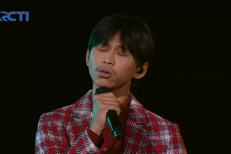 Danar Widianto menyanyikan lagu Mesin Waktu dari Budi Doremi di Gala Live Show 2 X Factor Indonesia 2021. (tangkapan layar YouTube X FACTOR ID)