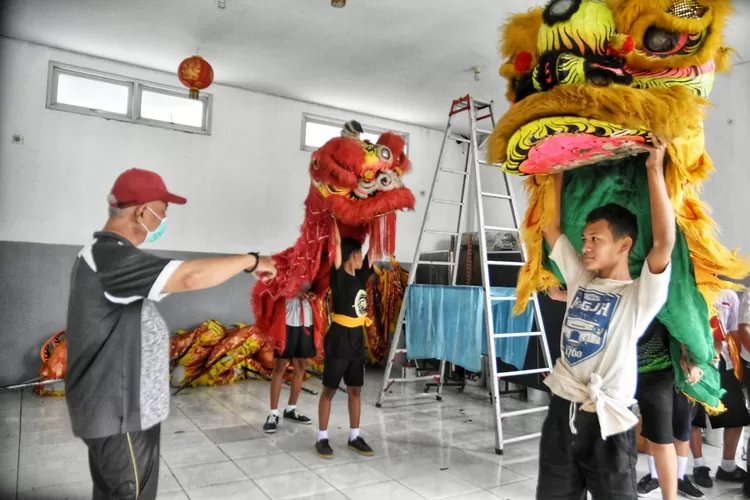 Gunarto Harsono pelatih barongsai SD Kuncup Mekar saat sedang memberi instruksi kepada anak didiknya. Jelang Imlek 2022, siswa SD Kuncup Mekar banyak mendapat tanggapan tampil. (Ayosemarang.com/ Audrian Firhannusa)