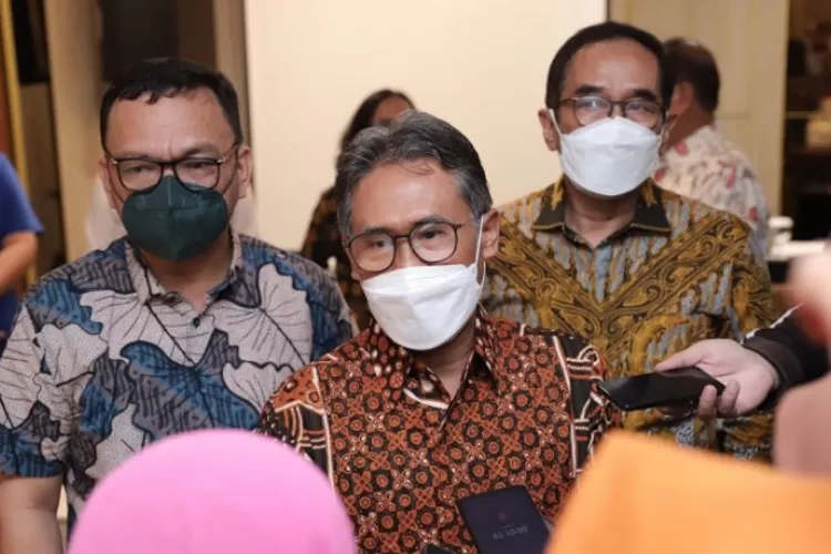 Rektor UGM Prof Panut Mulyono (tengah) didampingi Bupati Empat Lawang, Joncik Muhammad (kiri) dan Wakil Rektor UGM Bidang Kerja Sama dan Alumni Paripurna Sugarda (kanan) di Palembang, Sumatera Selatan (ugm)