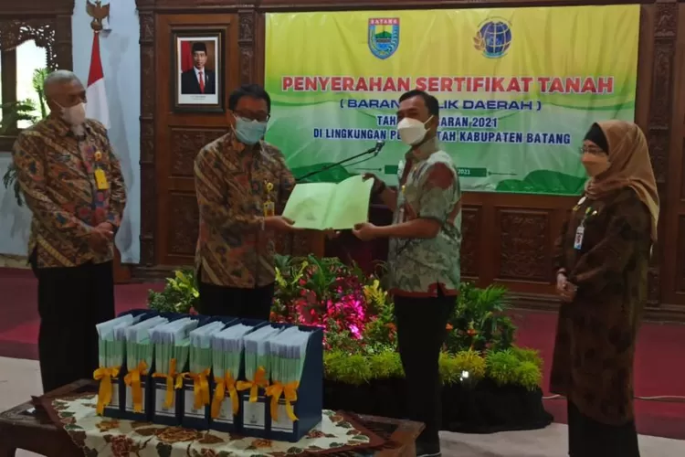 Bupati Batang Wihaji menerima sertifikat aset milik Pemkab Batang program PTSL tahun 2021 beberapa bulan lalu.&nbsp;   Foto : Muslihun kontributor Batang&nbsp;