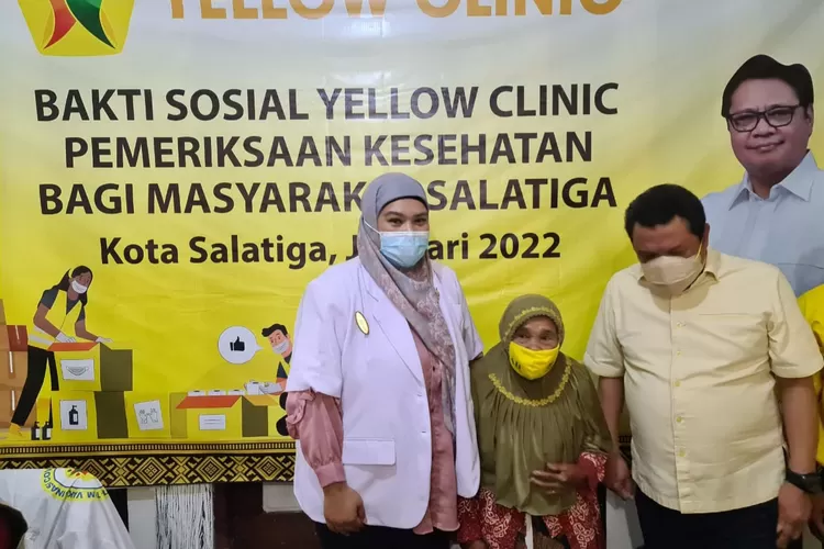 Ketua Penyelenggara Panitia Natal Partai Golkar, Lamhot Sinaga saat mengunjungi posko Pengobatan gratis di Salatiga, Jawa Tengah.