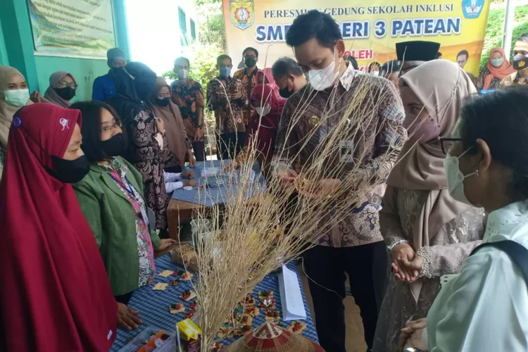 Bupati Kendal bersama istri melihat hasil karya anak-anak berkebutuhan khusus saat resmikan sekolah inklusi Kamis 27 januari 2022. (edi prayitno/kontributor Kendal)