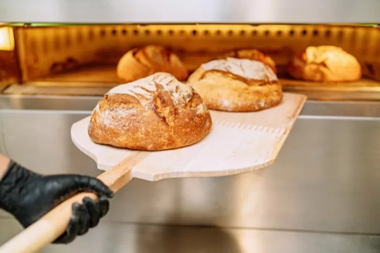 Ilustrai roti, salah satu makanan yang bisa menyebabkan gigi keropos (iStock)