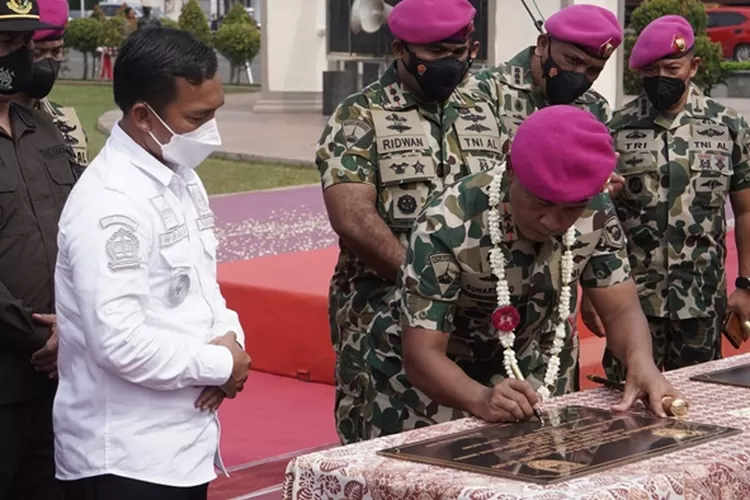 Dankormar Mayor Jenderal TNI (Mar) Suhartono bersama Bupati Batang Wihaji menandatangani prasasti monumen perjuangan berupa alutsista satu tank dan dua meriam di alun - alun Batang, Jumat 28 Januari 2022. (Muslihun/Kontributor Batang)