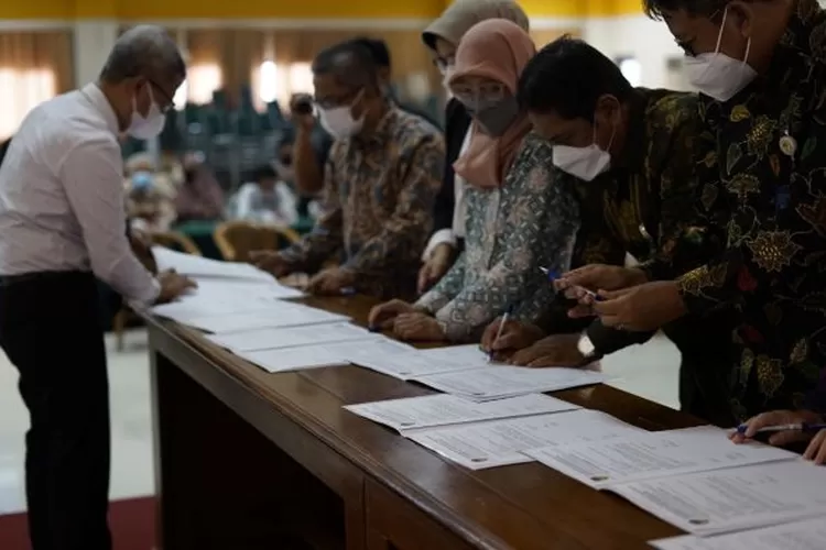  Rektor Universitas PGRI Semarang, Dr Muhdi SH MHum, dalam acara Penandatanganan Berita Acara Serah Terima Perangkat Laboratorium, Gedung Pusat Lantai 7, Universitas PGRI Semarang, Kamis 27 Januari 2022. (dok Humas UPGRIS)