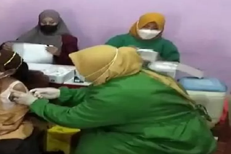 Pelaksanaan vaksinasi anak usia 6-11 tahun di SD negeri 1 Plantaran Kaliuwngu SelatanJumat 28 januari 2022. (edi prayitno/kontributor Kendal)