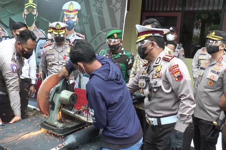 Dirlantas Polda Jateng bersama Kapolres Kendal dan Forkompinda memotong knalpot brong hasil sitaan Jumat 28 januari 2022. (edi prayitno/kontributor Kendal)