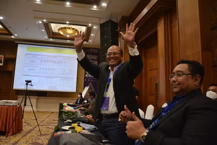 Ekspresi Edi Sayudi usai unggul 41 suara dibanding 30 suara milik Kairul Anwar dalam Kongres Asprov PSSI Jateng di Hotel Patra, Semarang, Jumat 28 Januari 2022. (Ayosemarang/Budi Cahyono)