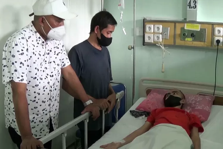 Munawir anggota DPRD Kendal menjenguk warga Mlatiharjo Patean yang terbaring di rumah sakit setelah divonis kanker otak. (edi prayitno/kontributor Kendal)