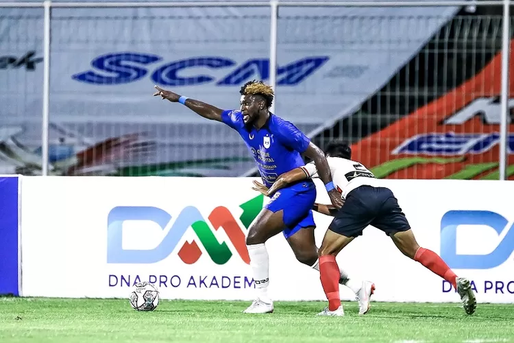 Striker PSIS Semarang Chevaughn Walsh mencetak gol perdana untuk PSIS Semarang saat melawan Madura United. (dok PSIS Semarang)