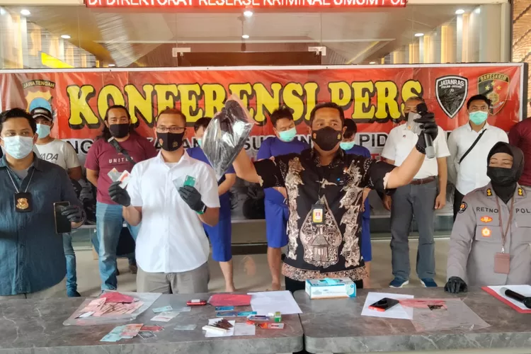 Dirreskrimum Polda Jateng, Kombes Pol Djuhandani Rahardjo Puro menunjukkan barang bukti komplotan ganjal kartu ATM lintas provinsi, Jumat 28 Januari 2022.  (Ayosemarang/Budi Cahyono)