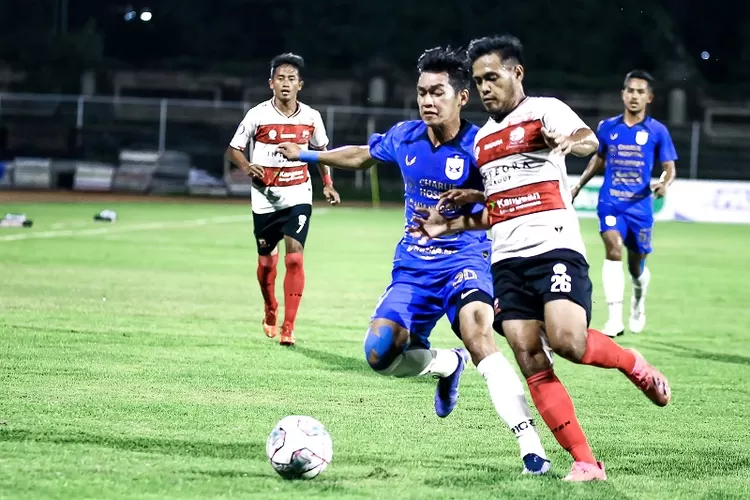 Aksi Septian David Maulana saat lawan Madura United. Mahesa Jenar kalah 1-2 dari Laskar Sape Kerrab di pekan ke-21 BRI Liga 1. (dok PSIS Semarang)