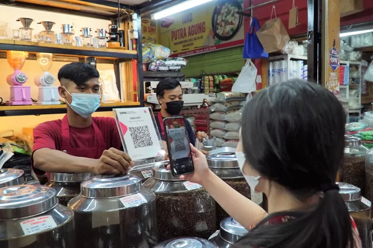 Para pedagang di pasar tradisional di Jakarta telah menikmati  layanan digital dari Bank DKI. (Jakarta, Layanan Digital, Bank DKI)
