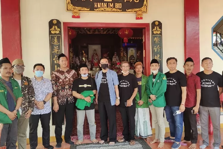 PC GP Ansor Kabupaten Bogor bersama komunitas antar umat beragama tengah berfose. (Yosi/Bogor Times)