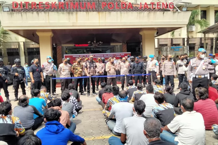 Kapolda Jateng Irjen Pol Ahmad Luthfi saat memberikan pembinaan pada ratusan anggota ormas Gerakan Masyarakat Bawah Indonesia (GMBI) di Halaman Mapolda Jateng, Jumat 28 Januari 2022. (Ayosemarang/Budi Cahyono)