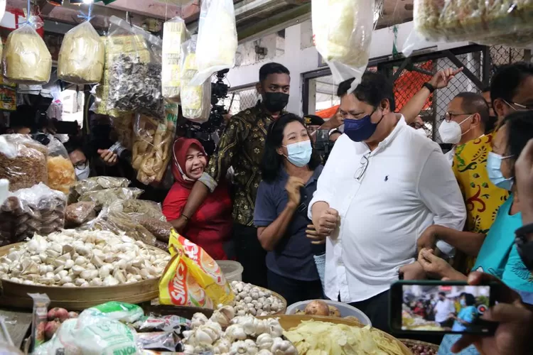 Menko Perekonomian Airlangga Hartarto di kelilingi ema-emak saat operasi pasar di Pasar Salatiga, Jawa Tengah